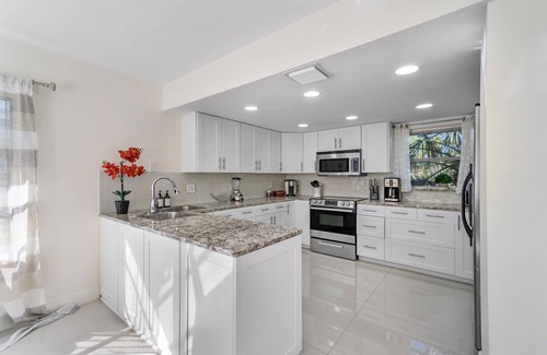Singer Island House | Heated Pool/Htub & Pool Cabana w/TV Walk to Beach!