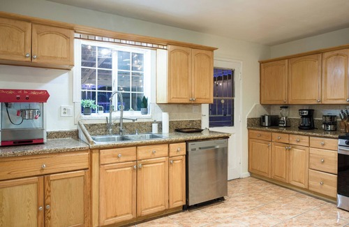 Simi Valley House | Heated Pool, Huge Fireplace & Nintendo, PingPong