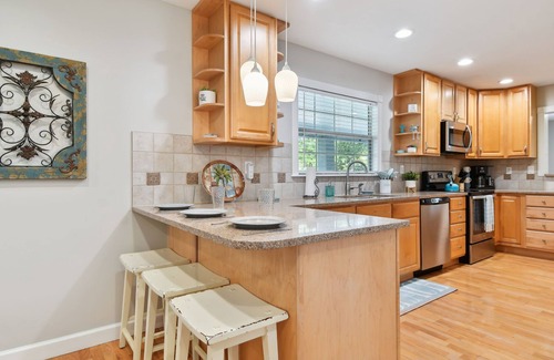 St. Augustine House | Heated pool huge yard mins to beach/DT, small celebrations PAC MAN, pets ok