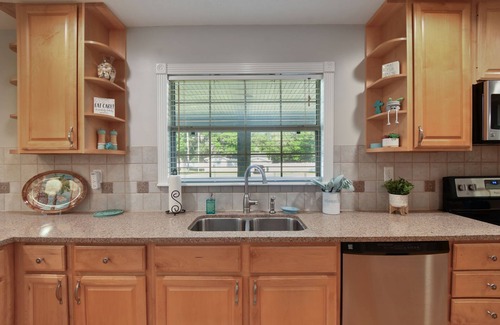 St. Augustine House | Heated pool huge yard mins to beach/DT, small celebrations PAC MAN, pets ok