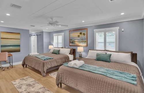 Dania Beach Villa | Heated Pool~Modern Villa~Outdoor TV, By the Beach