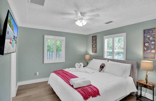 Dania Beach Villa | Heated Pool~Modern Villa~Outdoor TV, By the Beach