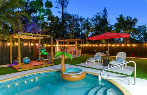 South Bradenton Villa | Heated Pool Sleeps 20! Hot Tub Outdoor Kitchen/Theater