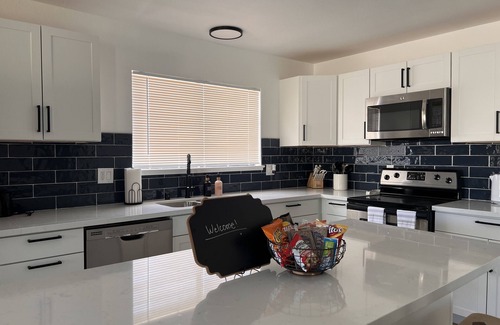 Paradise House | HEATED Pool, Spacious home 7 MIN to airport*