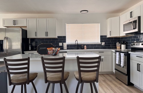 Paradise House | HEATED Pool, Spacious home 7 MIN to airport*