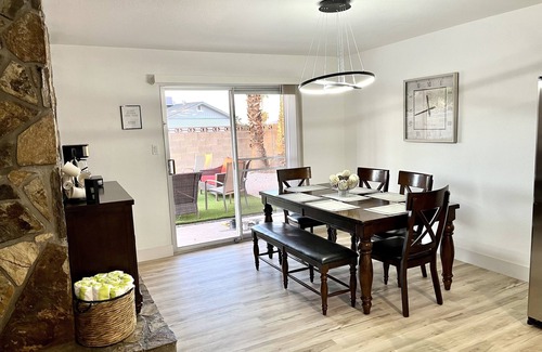 Paradise House | HEATED Pool, Spacious home 7 MIN to airport*