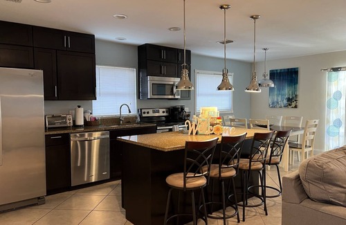 Naples Park House | *Heated pool, walk/bike to beach, kid & pet friendly*