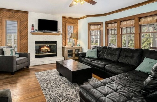 Macatawa House | HEATED PRIVATE POOL and HOT TUB near Lake Macatawa