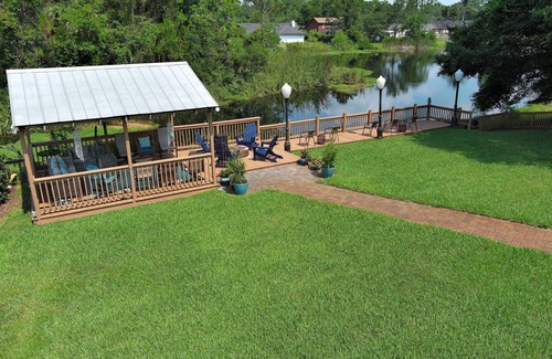 St. Augustine House | HEATED Saltwater POOL, Harry Potter, BBQ, Lake, Fishing, Gazebo, Games & Firepit