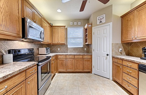 Azle House | Heated Swim Spa, Hot Tub, Sauna, Pickleball, Arcades, 2 game rooms, 17 Beds!