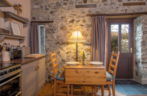 Haverfordwest House | Heather Cottage, Holiday Home Near Nolton Haven, Sleeps 2, 1 bedrooms, bathrooms