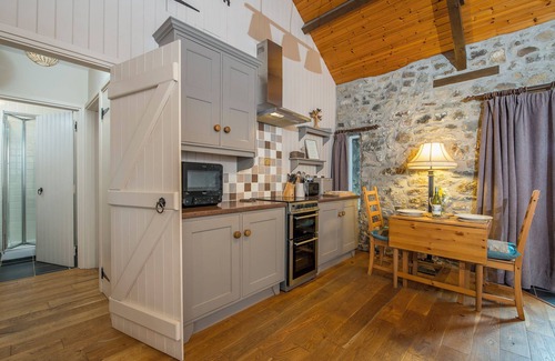 Haverfordwest House | Heather Cottage, Holiday Home Near Nolton Haven, Sleeps 2, 1 bedrooms, bathrooms