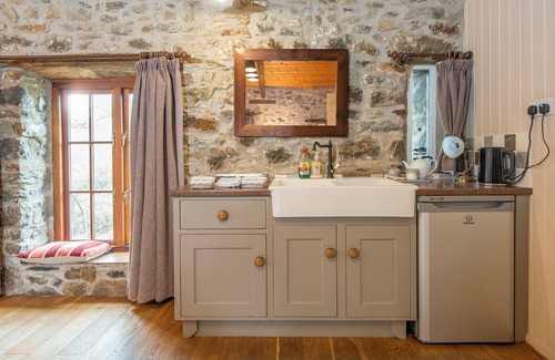 Haverfordwest House | Heather Cottage, Holiday Home Near Nolton Haven, Sleeps 2, 1 bedrooms, bathrooms