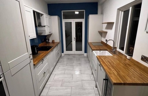 Offerton House | Heaton Chapel Gem: 3BD Victorian Parkside Stay