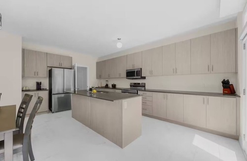 Keswick House | Heaven Beach House. 2 min Drive.