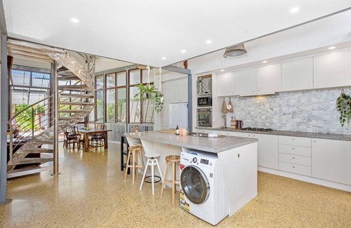 South Fremantle Apartment | Heaven in eclectic South Freo!