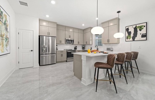 Florida Center House | Heavenly Haven | Huge estate next to airport & Universal ft. a theater & arcade