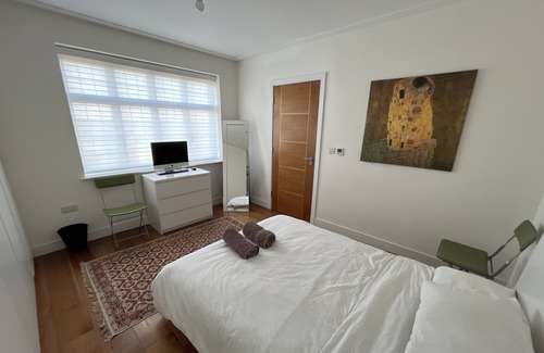 Oakleigh Bed & Breakfast | Heavenly London - Whetstone