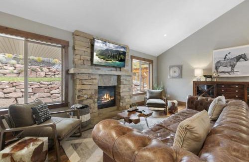 Heber House | Heber Hideaway Exquisite Home with Hot Tub