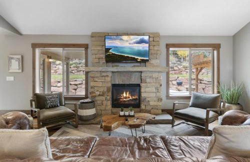 Heber House | Heber Hideaway Exquisite Home with Hot Tub