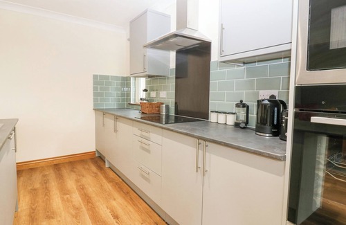 Glenrothes Cottage | HEDGEHOGS COTTAGE, pet friendly, with a garden in Glenrothes