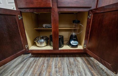 Downtown Oklahoma City Apartment | HEIRS VENTURES : Patriot . Near Civic Center . Museum . OKC Thunder Arena . With Washer and Dryer