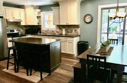 Traverse City House | Hemlock Cottage on beautiful Pikes Lake
