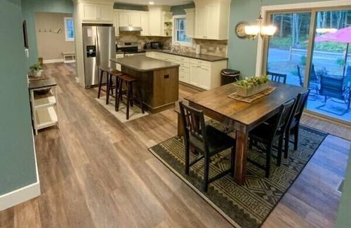 Traverse City House | Hemlock Cottage on beautiful Pikes Lake