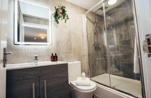 Barrow-on-Trent Apartment | Hen & Chickens Luxury Apartments, Free Parking, By DerBnB