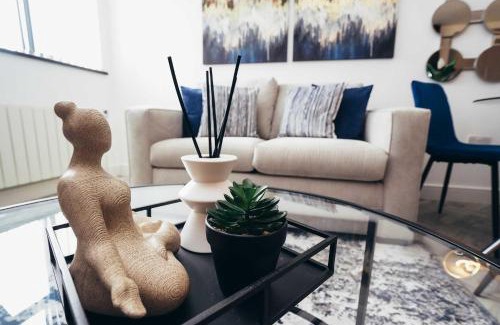 Barrow-on-Trent Apartment | Hen & Chickens Luxury Apartments, Free Parking, By DerBnB