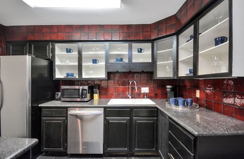 Greenway Plaza-Upper Kirby House | ★Hendrix Hideout★ - Gorgeous Music Themed Townhome