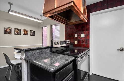 Greenway Plaza-Upper Kirby House | ★Hendrix Hideout★ - Gorgeous Music Themed Townhome