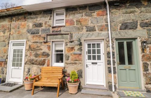Beddgelert House | Henfro