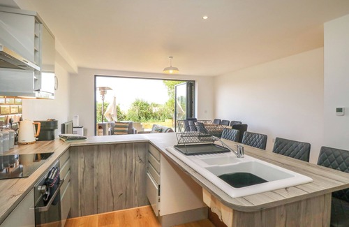 Docking Cottage | HENHAM 3 BERNALEEN COTTAGES, pet friendly, with hot tub in Docking