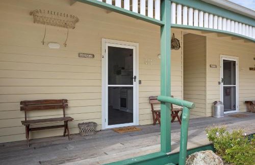 Central Tilba House | Henkley Cottage 2 Jeremiah