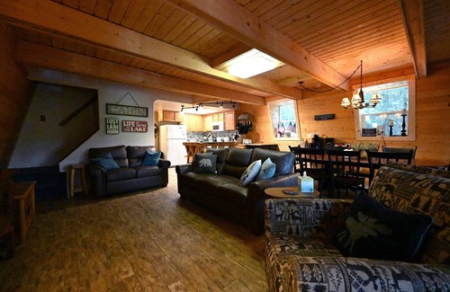 Island Park Cabin | Henrys Lake Waterfront Cabin|Hot Tub!|Garage