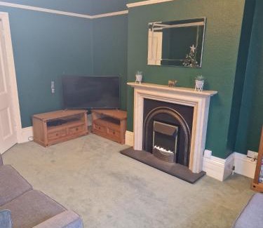 Hereford Apartment | Hereford - Falcon House - Spacious 5 Bedroom House With Games Room - Sleeps 14 Guests - Great Property For Family & Friends Gathering Together - Hosted by RENTMYHOUSE