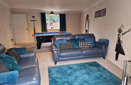 Hereford House | Hereford - Finch House - Modern 4 Bedroom House Located in South Hereford, Dog Friendly With Nearby Countryside, Pool Table, Sleeps up to 10 Guests - Hosted by RENTMYHOUSE