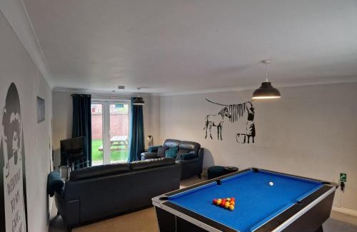 Hereford House | Hereford - Finch House - Modern 4 Bedroom House Located in South Hereford, Dog Friendly With Nearby Countryside, Pool Table, Sleeps up to 10 Guests - Hosted by RENTMYHOUSE