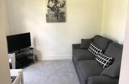 Hereford Apartment | Hereford - Raven House - 4 Bedroom House Located West Of City, Sleeps 7 - Perfect For Contractors Or a Base For Exploring - Hosted By RENTMYHOUSE