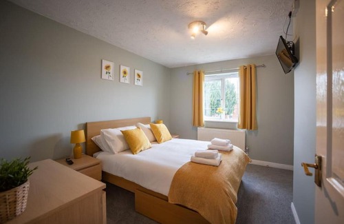 Hereford House | Hereford - Woodpecker House - Comfortable Modern House Located in South Hereford - Sleeps 6 - Perfect for Accessing Hereford Enterprise Zone in Rotherwas - Hosted By RENTMYHOUSE