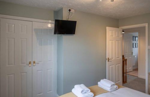 Hereford House | Hereford - Woodpecker House - Comfortable Modern House Located in South Hereford - Sleeps 6 - Perfect for Accessing Hereford Enterprise Zone in Rotherwas - Hosted By RENTMYHOUSE