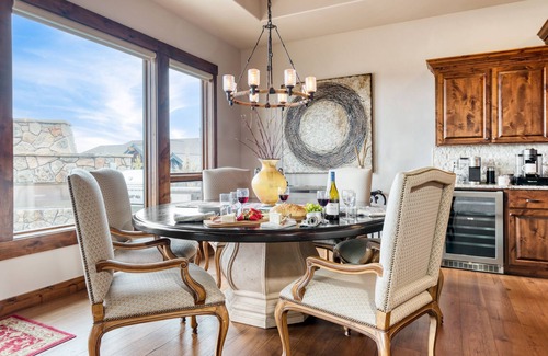 Powell Butte House | Heritage by AvantStay | Luxe Oregon Retreat + Deck