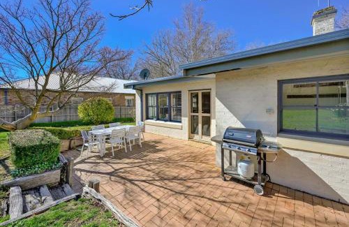Orange House | Heritage Charm on Hill - Tree-Lined Walk to Town