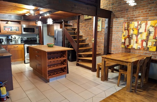 Gastown Apartment | Heritage Gastown Loft w/Hot Tub & Steam Room