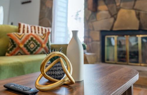 Marietta Apartment | Heritage Haus - Luxe 2BR w Deck, Pets OK, Wi-fi, Near Marietta Sq