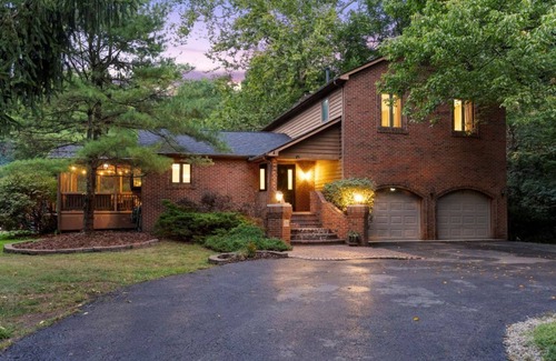 Westerville House | ★Heritage Hideaway★ Hot Tub & Game Room ★ 4 King Beds & 5 Bunks★ Sleeps 14