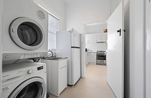 Orange House | Heritage Oasis on Kite - Short Walk to CBD