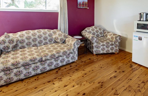 Cumboogle Apartment | Heritage Studio with shared kitchen, short drive to zoo, rural setting