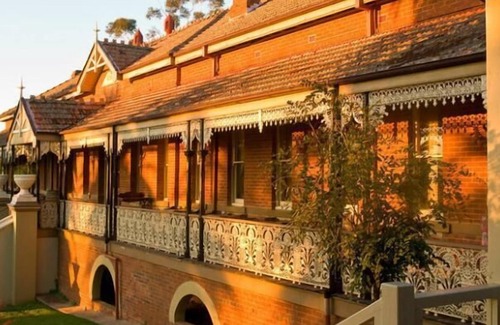 Wellington Hotel | Hermitage Hill Country Retreat & Function Centre